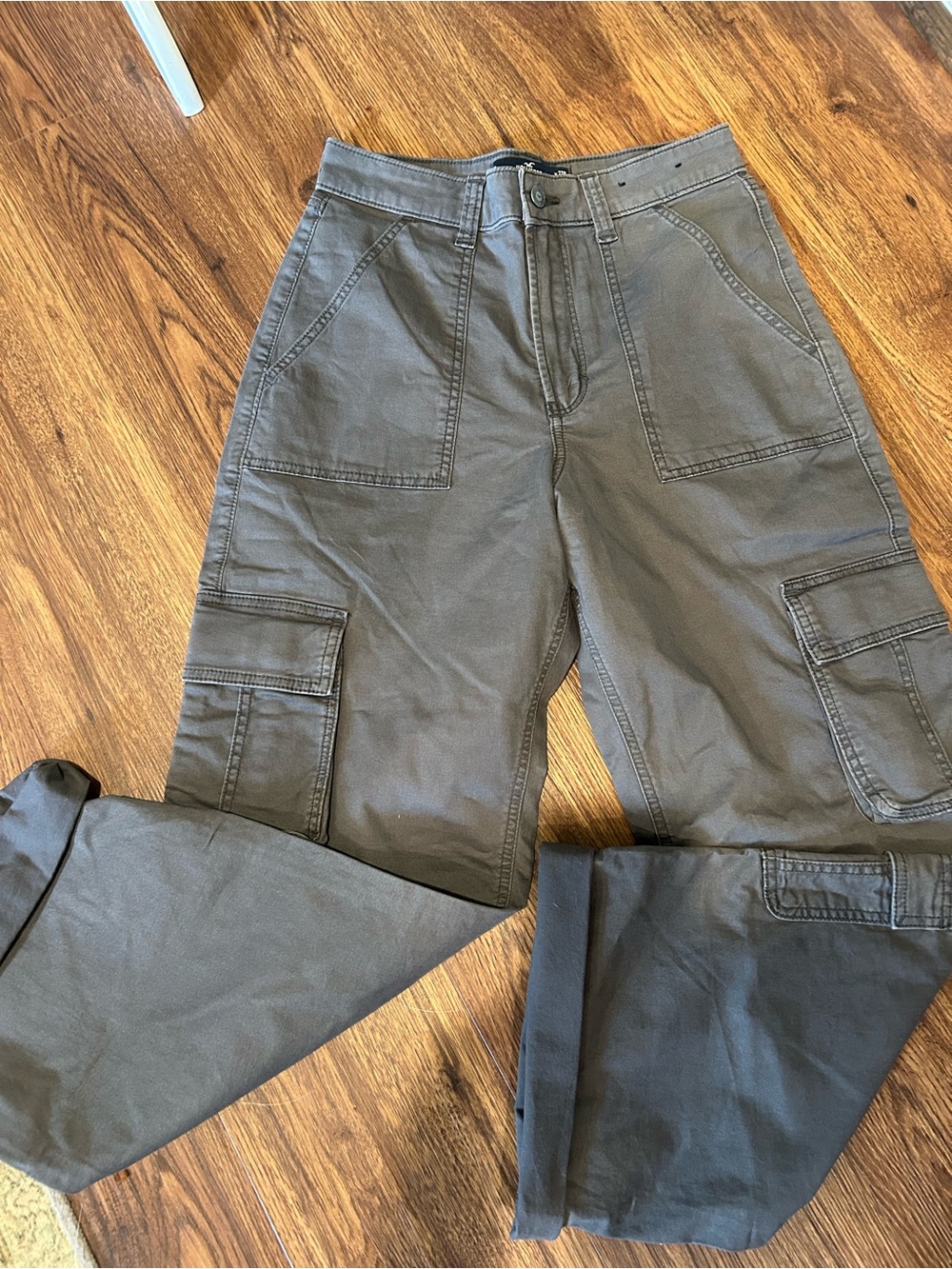 Hollister Ultra High-Rise Baggy Cargo Pants. 27R